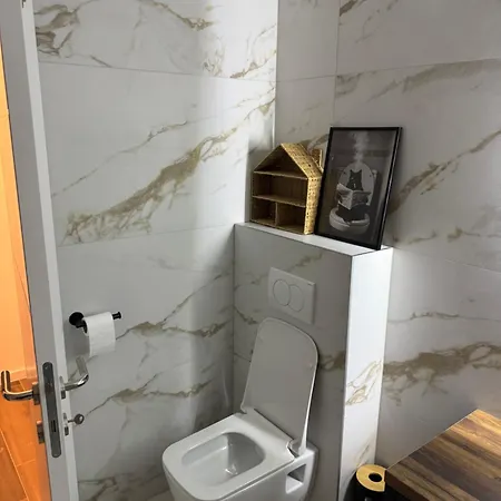 Aurora Noir Retreat Nyaraló